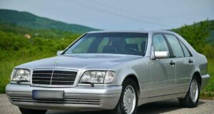 Mercedes-Benz W140: luxusautóból befektetés – most érdemes beszállni, mielőtt végleg elszállnak az árak?