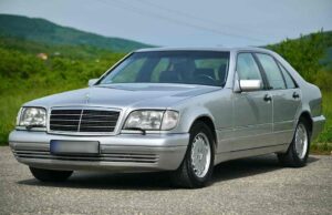 Mercedes-Benz W140: luxusautóból befektetés – most érdemes beszállni, mielőtt végleg elszállnak az árak?