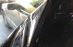 Fólia eltávolítása az 1997-es Mercedes-Benz W140 S420 hátsó üvegfelületeiről