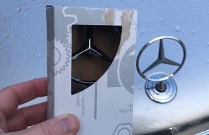 Megérkezett az új, A1408800286 cikkszámú embléma az 1996-os Mercedes-Benz S500 L W140-hez