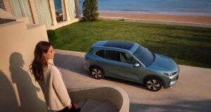 Másfél milliót vágott az elektromos SUV árából a Geely – 13,49 millióról indul az E5