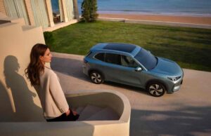 Másfél milliót vágott az elektromos SUV árából a Geely – 13,49 millióról indul az E5