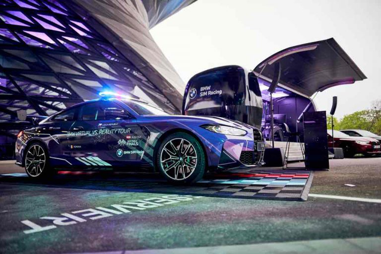 Az új BMW M3 és M4 modelleket bemutató roadshow-n feltűnik a versenyszimulátorok köré szervezett SIM Racing is