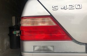 1997 Mercedes-Benz W140 S420: hátsó lámpaburaszett cseréje – gyorstalpaló