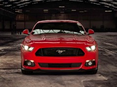 Meggyőző gyorsulással kecsegtet a V8-as 5 literes motorral hajtott új Ford Mustang