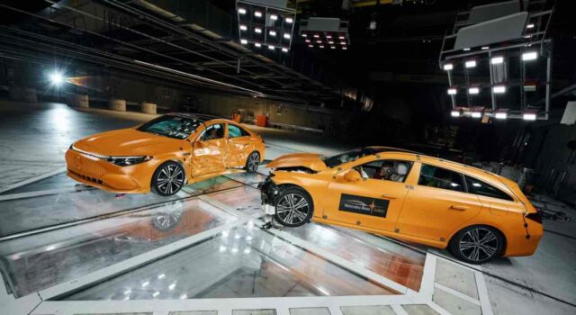 Egymásnak ütköztettek két új Mercedes CLA-t: az elektromos modell oldalába csapódott a hibrid