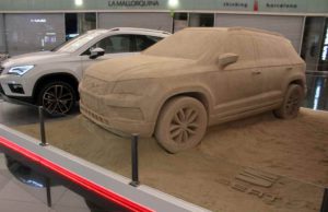 SEAT Ateca homokból – meggyőző installáció a barcelonai repülőtéren