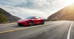 Megint csúszik a Tesla Roadster – az időjárás szólt közbe a kilenc éve várt villany-szupersportautónál