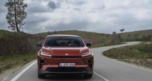 Elektromos erő, precíz irányíthatóság: így vezet a Toyota C-HR+