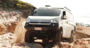 Land Cruiser-alapokra épült a brutális Toyota HiAce: valódi túlélőbázis lett a furgonból
