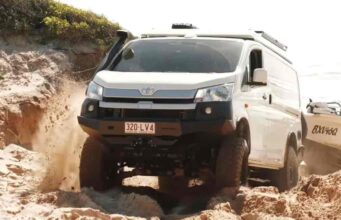 Land Cruiser-alapokra épült a brutális Toyota HiAce: valódi túlélőbázis lett a furgonból