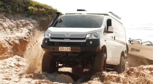 Land Cruiser-alapokra épült a brutális Toyota HiAce: valódi túlélőbázis lett a furgonból