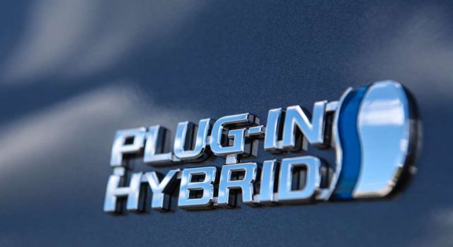 15 literes benzintankkal kényszerítenék töltésre a plug-in hibridek tulajdonosait