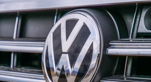 Befagyaszthatják a fizetéseket a Volkswagennél: 2030-ig tarthatnak a drasztikus megszorítások